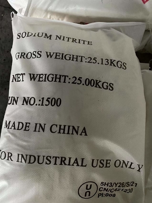 Bubuk Putih NaNO2 Sodium Nitrite 98,5% Pelindung Warna Kemurnian Untuk Produk Daging